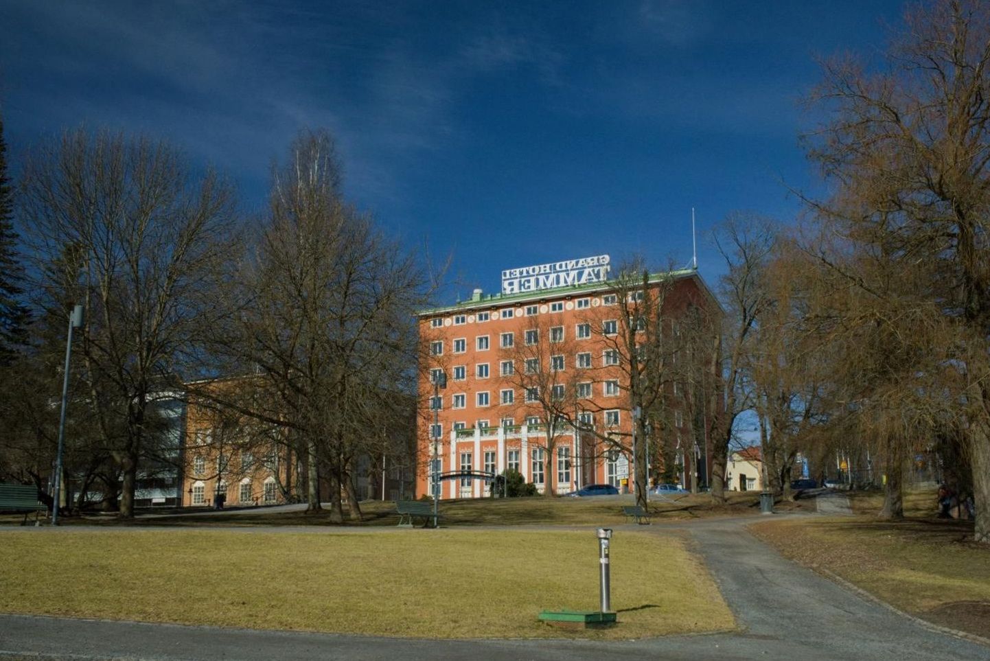 Valonmuisto Hotel iltavalaistus